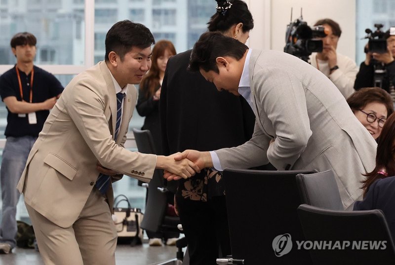 참석자와 인사하는 유승민 대한체육회장 (출처=연합뉴스)