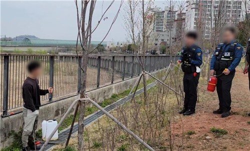 분신하려 하는 A씨를 설득하는 마곡지구대 경찰관 (출처=연합뉴스)