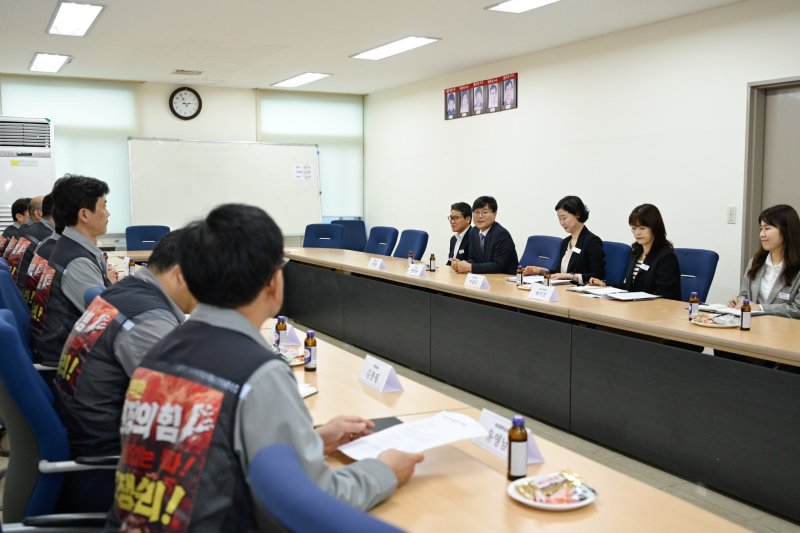 [거제=뉴시스] 신정철 기자= 변광용 거제시장(사진, 오른쪽 세번째)은 22일 지역 내 조선업 관련 노동 환경에 대한 생생한 의견을 청취하기 위해 한화오션 관련 노동단체인 금속노조 대우조선지회(지회장 김유철)와 금속노조 거제통영고성 조선하청지회(지회장 김형수) 사무실을 방문해 간담회를 가졌다. (사진=거제시 제공).2025.04.22. photo@newsis.com *재판매 및 DB 금지