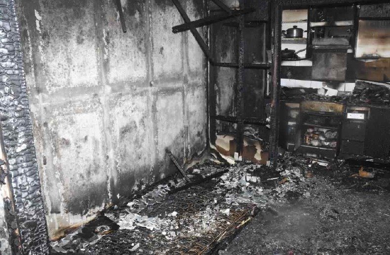 21일 오전 8시 17분쯤 서울 관악구 봉천동의 한 아파트에서 발생한 화재로 아파트 내부가 검게 그을렸다. (이만희 의원실 제공)