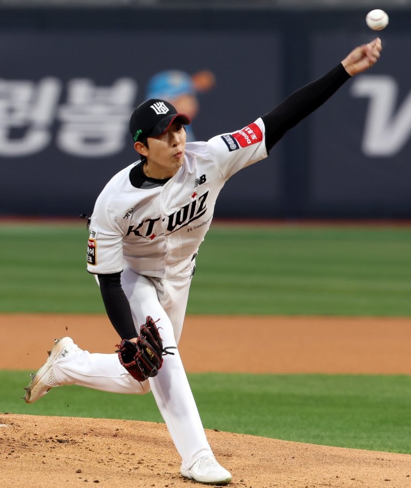 [수원=뉴시스] 추상철 기자 = 2일 오후 경기 수원 케이티위즈파크에서 열린 2025 KBO리그 LG트윈스와 kt 위즈의 경기, kt 선발투수 오원석이 역투하고 있다. 2025.04.02. scchoo@newsis.com