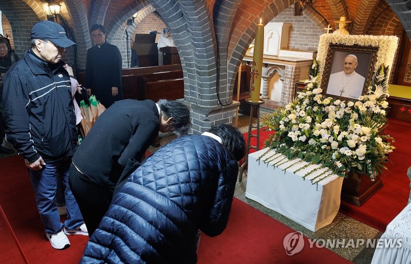 프란치스코 교황 추모 발걸음 (출처=연합뉴스)