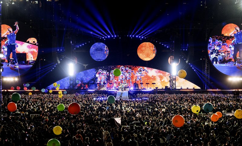 [고양=뉴시스] 세계적인 브릿팝 밴드 '콜드플레이(Coldplay)'가 16일 오후 경기 고양 고양종합운동장에서 두 번째 내한공연 '라이브 네이션 프레젠츠 콜드플레이 : 뮤직 오브 더 스피어스 딜리버드 바이 디에이치엘(LIVE NATION PRESENTS COLDPLAY : MUSIC OF THE SPHERES DELIVERED BY DHL)'을 펼치고 있다. 당일 5만명이 운집했다. 그간 고양종합운동장에서 콘서트를 연 스타들의 콘서트 수용인원은 3만명 안팎이었는데, 콜드플레이의 국내 인기를 새삼 실감케 했다. 콜드플레이는 18·1