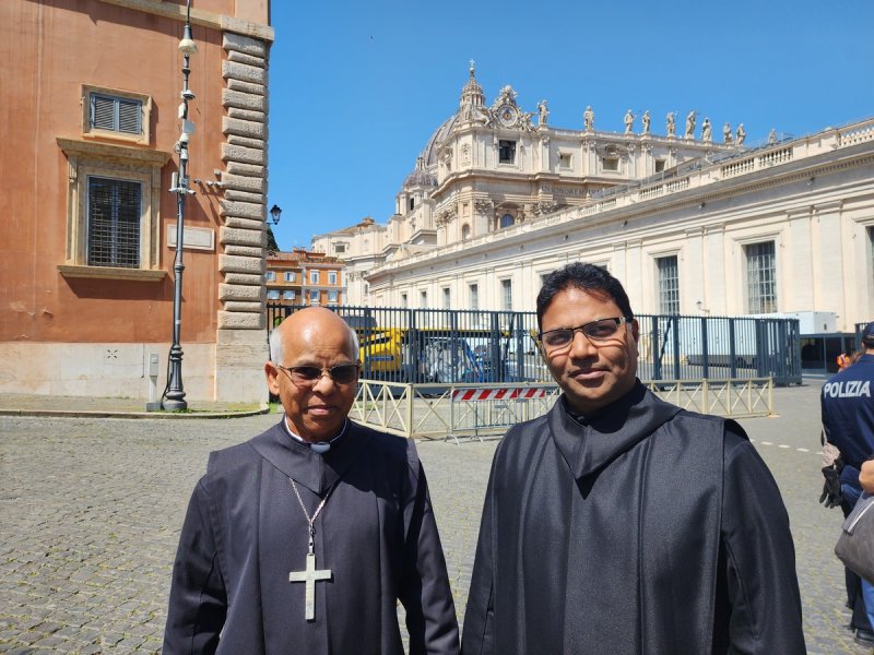 샤브레이아 부발라 수도승(오른쪽) (출처=연합뉴스)