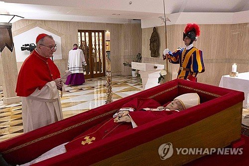 관에 안치된 프란치스코 교황 (출처=연합뉴스)