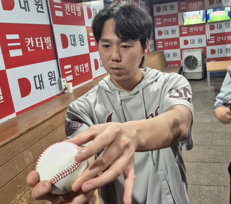 새 슬라이더 그립 설명하는 하영민 (출처=연합뉴스)