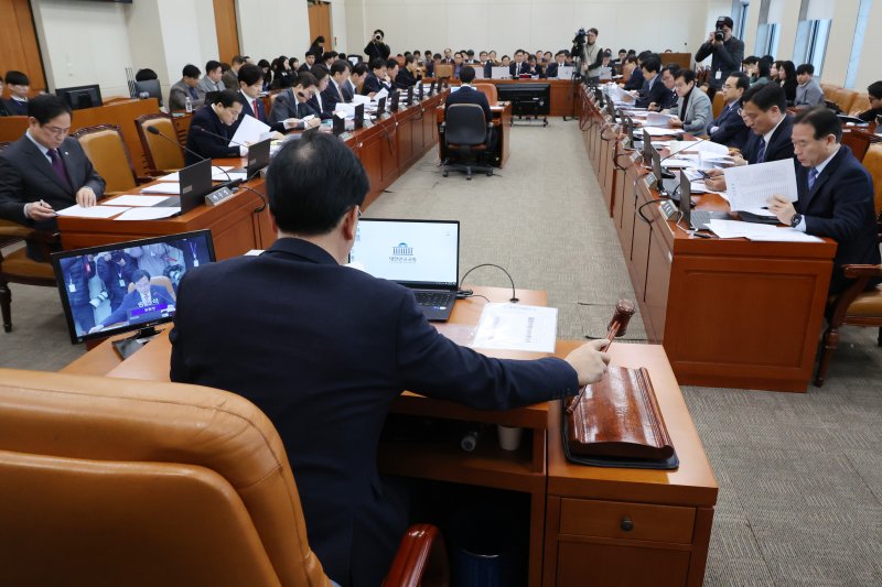 [서울=뉴시스] 조성우 기자 =지난 2월 18일 오전 서울 여의도 국회에서 열린 기획재정위원회 전체회의에서 송언석 위원장이 이른바 'K칩스법'으로 불리는 조세특례제한법 개정안 등 안건을 의결하고 있다. 2025.02.18. xconfind@newsis.com