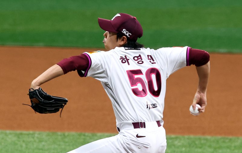 [서울=뉴시스] 박주성 기자 = 22일 오후 서울 구로구 고척스카이돔에서 열린 프로야구 2025 KBO리그 두산 베어스 대 키움 히어로즈의 경기, 키움 선발 하영민이 역투하고 있다. 2025.04.22. park7691@newsis.com
