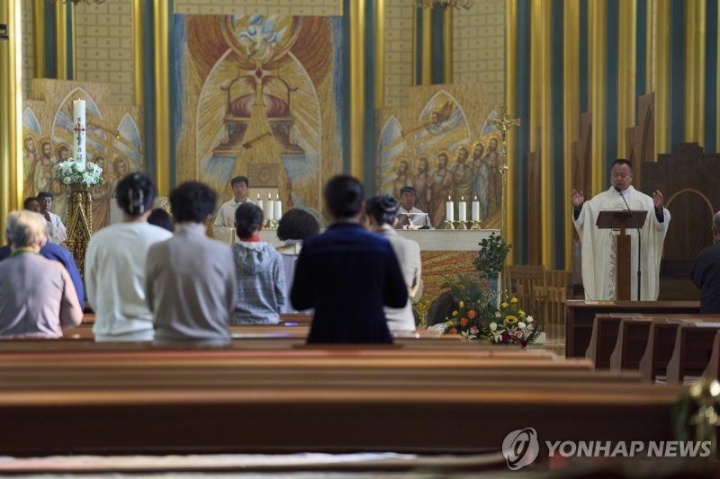 중국 베이징의 한 성당에서 교황 추모 미사를 드리는 가톨릭 신자 (출처=연합뉴스)