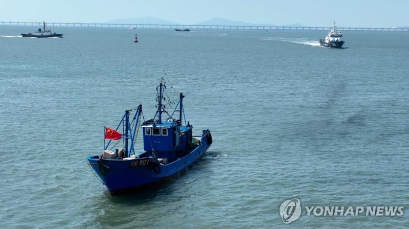 지난 4일 해경에 나포된 불법 중국어선 (출처=연합뉴스)