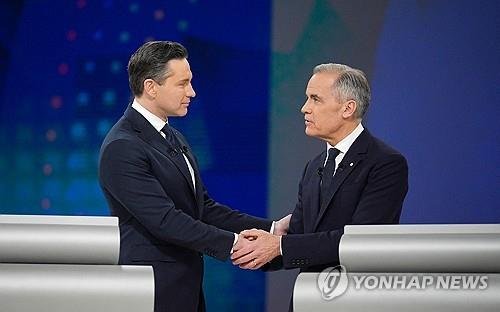TV토론에서 악수하는 포일리에브르(왼쪽)와 카니 (출처=연합뉴스)