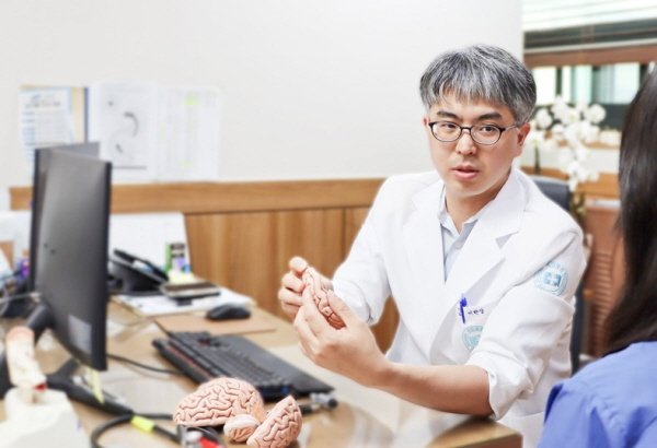 [서울=뉴시스] 22일 의료계에 따르면 대표적인 치매로 인한 성격 변화로 의심 많아지거나 예민하고 공격적이 되는 경우, 우울하거나 무기력이 나타나는 경우 등이 있다. (사진=세란병원 제공) 2025.04.22. photo@newsis.com *재판매 및 DB 금지