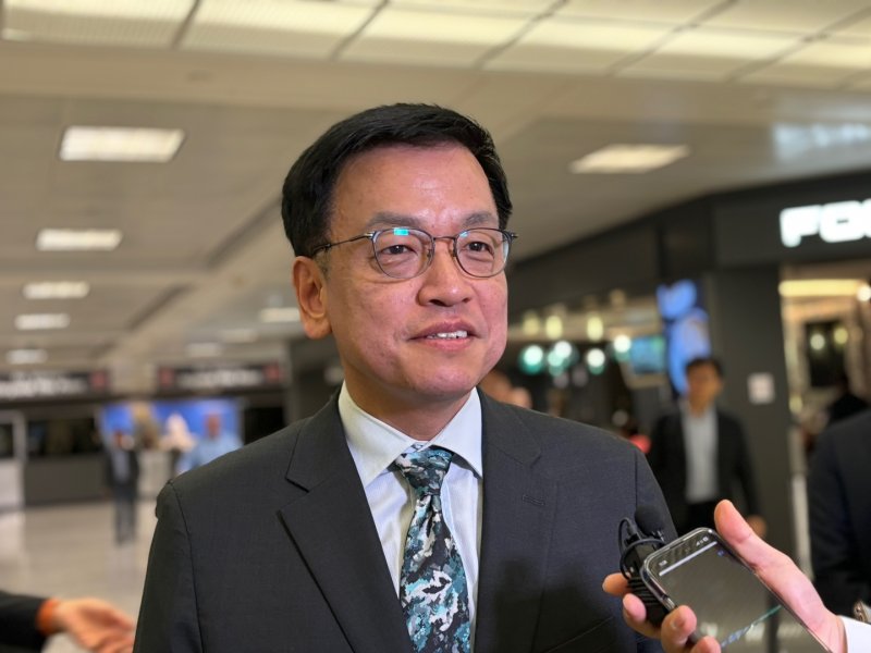 [워싱턴=뉴시스]이윤희 특파원 = 최상목 경제부총리 겸 기획재정부 장관이 도널드 트럼프 미국 행정부와 관세 문제를 논의하기 위해 22일(현지 시간) 워싱턴DC 인근 덜레스국제공항에 도착, 특파원단 질문에 답하고 있다. 2025.04.23.