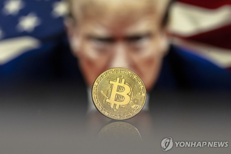 도널드 트럼프 대통령과 비트코인 (출처=연합뉴스)