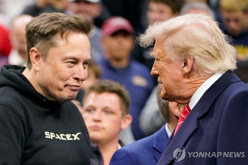 지난 3월 22일 도널드 트럼프 미국 대통령과 함께 레슬링 경기 관람한 일론 머스크 (출처=연합뉴스)
