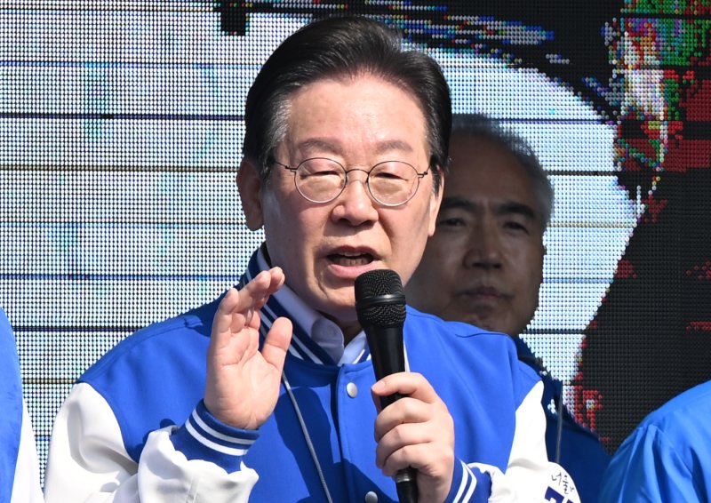 [담양=뉴시스] 김혜인 기자 = 이재명 더불어민주당 대표가 22일 오전 전남 담양군 담양중앙공원 이재종 담양군수 재선거 후보 지원 유세장을 찾아 발언하고 있다. 2025.03.22. hyein0342@newsis.com