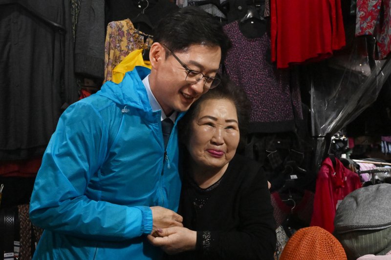 [광주=뉴시스] 이영주 기자 = 김경수 제21대 대통령 선거 더불어민주당 경선 후보가 22일 오전 광주 서구 양동시장을 찾아 한 포목점 상인과 기념사진을 촬영하고 있다. 2025.04.22. leeyj2578@newsis.com