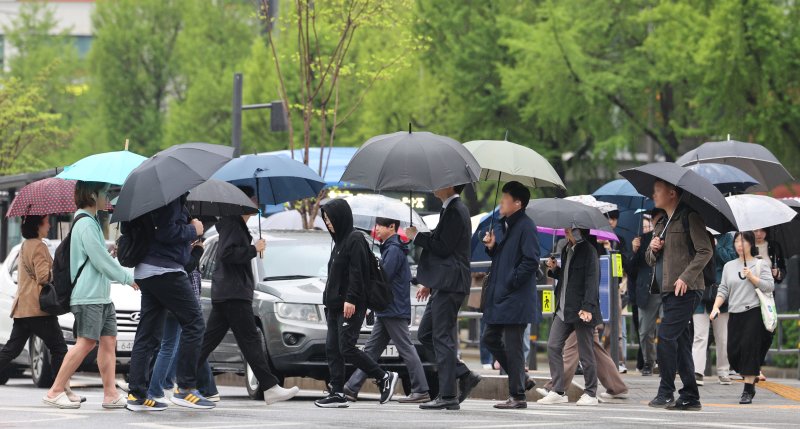 봄비가 내린 22일 서울 광화문네거리에서 우산을 쓴 시민들이 출근하고 있다. 2025.4.22/뉴스1 ⓒ News1 신웅수 기자