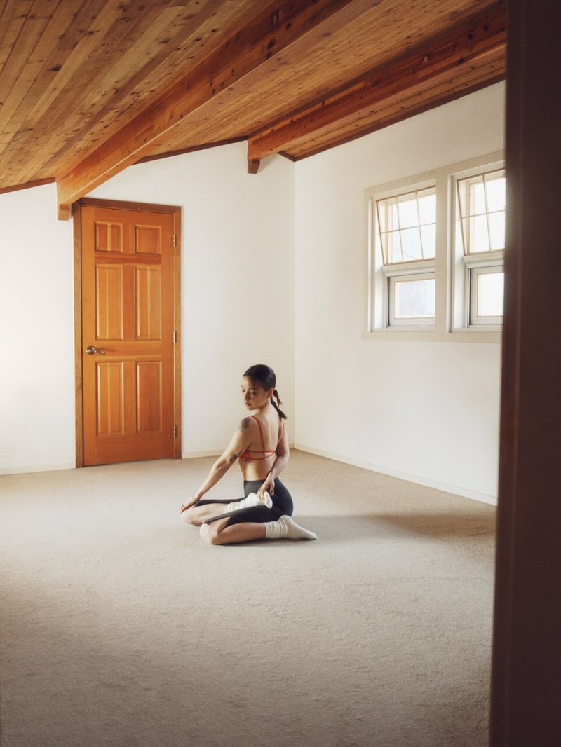 46세 이효리, 요가로 다진 탄탄한 몸매…뱀 타투 시선 강탈