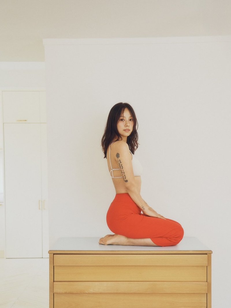 46세 이효리, 요가로 다진 탄탄한 몸매…뱀 타투 시선 강탈