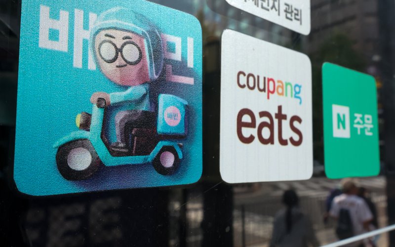 배달앱 1위 전쟁 격화…쿠팡이츠 '맹추격'에 티빙 손잡는 배민