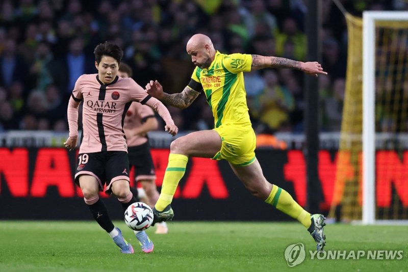 PSG 이강인(왼쪽)이 낭트와 경기에서 상대를 마크하는 모습. (출처=연합뉴스)