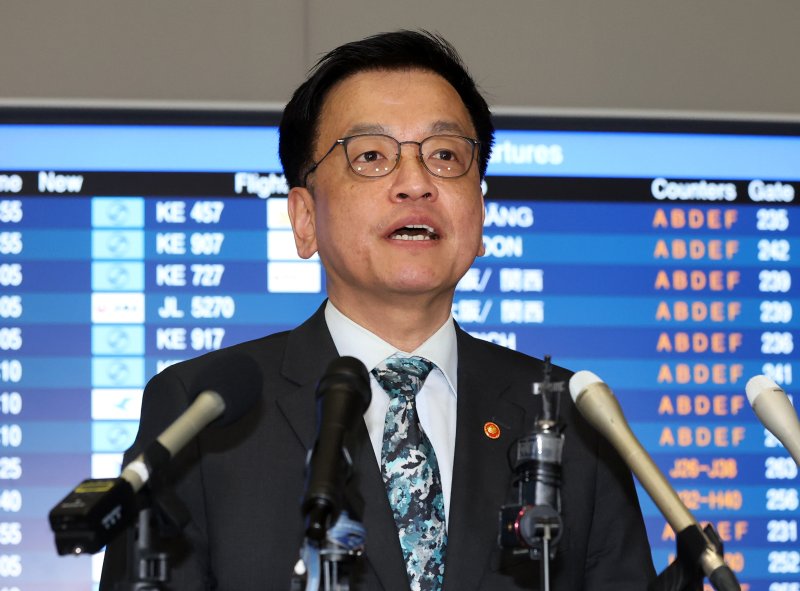 [인천공항=뉴시스] 이영환 기자 = 최상목 경제부총리 겸 기획재정부 장관이 22일 오전 인천국제공항 제2여객터미널에서 미국 워싱턴 D.C. 출국을 앞두고 발언을 하고 있다.최상목 경제부총리 겸 기획재정부 장관은 오는 23일~25일(현지시간) 미국 워싱턴 D.C.에서 개최되는 주요 20개국(G20) 재무장관 회의 및 국제통화금융위원회(IMFC)에 참석하며 24일(현지시간)에는 안덕근 산업통상자원부 장관과 함께 2+2 통상협의에 참여할 예정이다. 이 협의에는 스콧 베센트 미 재무부 장관, 제이미슨 그리어 무역대표부(USTR) 대표가 마