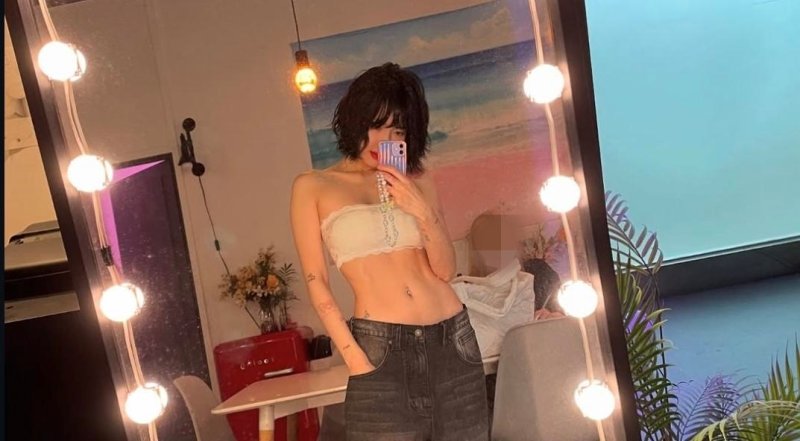 '용준형♥' 현아, 놀라운 개미 허리 "빼볼까 행복할까"