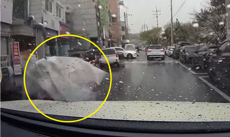 지난 12일 경기 안산 소재의 한 골목에서 비바람에 밀려온 리어카가 주행 중이던 A씨 차량과 충돌했다./사진=유튜브 채널 '한문철TV' 캡처