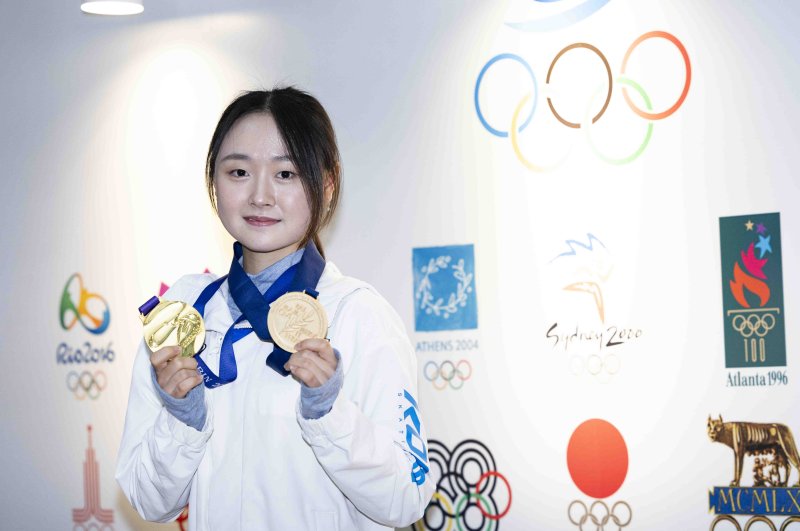 [서울=뉴시스] 김근수 기자 = 여자 피겨스케이팅 국가대표 김채연이 23일 서울 노원구 태릉 국제스케이팅장에서 뉴시스와 인터뷰를 마치고 기념촬영을 하고 있다. 2025.04.23. ks@newsis.com