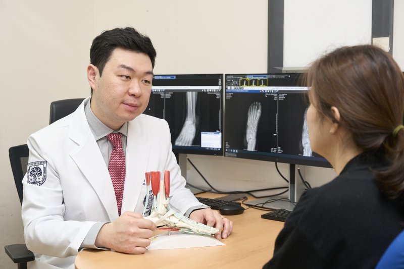 [서울=뉴시스]활동량이 많아지는 봄철 운동량이 갑자기 늘어나면 관절이나 근육, 인대가 손상될 수 있다. 흔히 ‘발목을 삐끗했다’고 표현하는 발목 염좌는 자주 재발할 뿐만 아니라 발목 관절염으로 악화할 수 있어 주의해야 한다. (사진= 강동경희대병원 제공) 2025.04.22. photo@newsis.com.