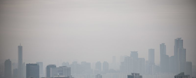 [서울=뉴시스] 정병혁 기자 = 흐린 날씨를 보인 2일 서울 남산에서 바라본 도심에 안개가 잔뜩 끼어있다. 2025.03.02. jhope@newsis.com