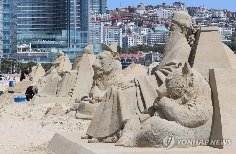해운대해수욕장, 모래조각 작품 제작 중 (출처=연합뉴스)