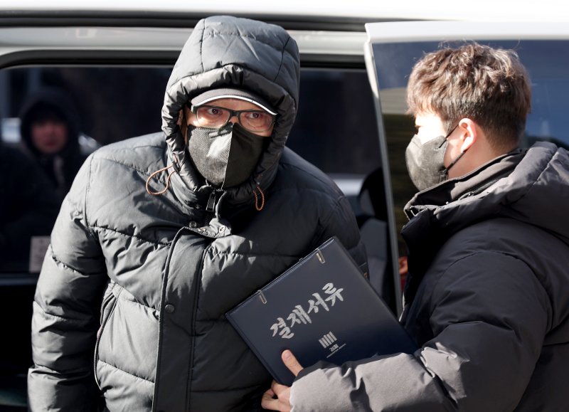 [서울=뉴시스] 김진아 기자 = 2018년 지방 선거 과정에서 억대의 불법 정치자금을 수수한 혐의를 받는 '건진법사' 전영배 씨가 9일 서울 양천구 서울남부지방법원에서 열린 영장실질심사(구속 전 피의자심문)에 출석하고 있다. 2025.01.09. bluesoda@newsis.com