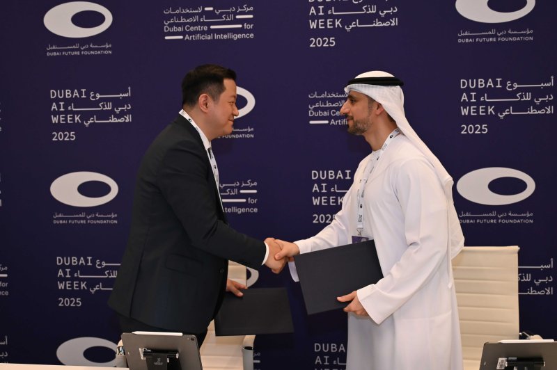 채명수 노타 대표(왼쪽)와 Mohammed Al Mudharreb 두바이 도로교통국 최고경영자(CEO)가 'AI Week 2025' 행사에서 계약 체결식을 진행하고 있다. 스톤브릿지벤처스 제공