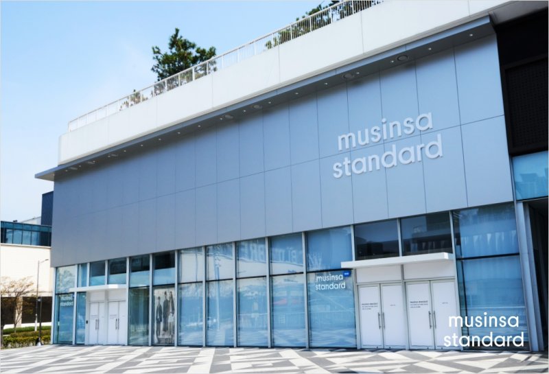 [서울=뉴시스] 모던 베이식 캐주얼웨어 브랜드 무신사 스탠다드(MUSINSA STANDARD)가 인천 지역에 첫 번째 오프라인 매장을 선보인다고 23일 밝혔다. (사진=무신사 제공) *재판매 및 DB 금지
