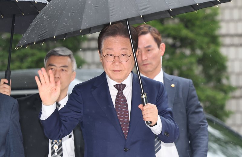 이재명 전 더불어민주당 대표가 22일 오전 서울 서초구 서울중앙지방법원에서 열린 '대장동 배임 및 성남FC 뇌물' 1심 속행 공판에 출석하며 지지자들에게 손인사를 하고 있다. /사진=뉴스1
