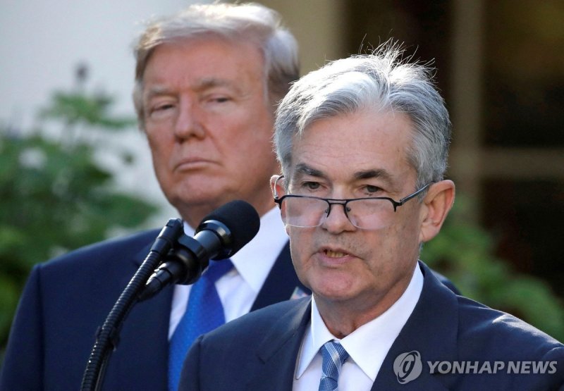 트럼프 미국 대통령(뒤쪽)과 제롬 파월 연준 의장 (출처=연합뉴스)