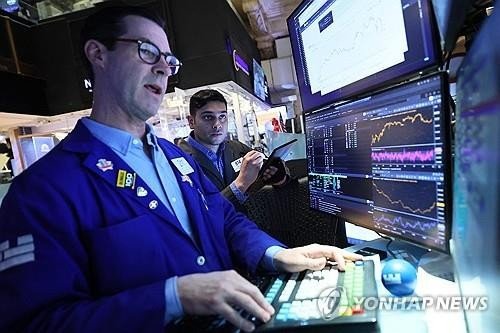 뉴욕증권거래소의 트레이더 (출처=연합뉴스)