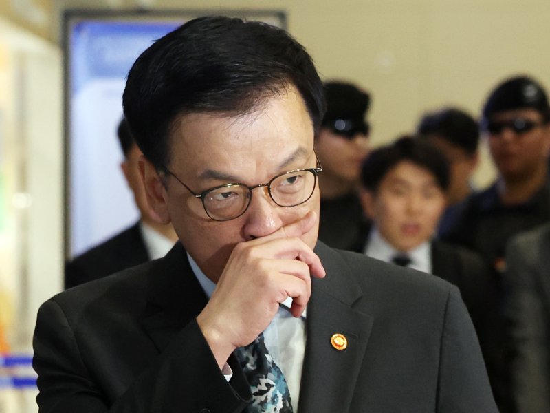 최상목 경제부총리 겸 기획재정부 장관이 22일 오전 인천국제공항에서 한·미 2+2 통상협의(Trade Consultation)와 주요 20개국(G20) 재무장관회의, 국제통화금융위원회(IMFC) 참석을 위해 출국하고 있다. 2025.4.22/뉴스1 ⓒ News1 황기선 기자