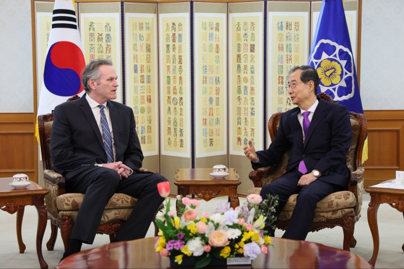 한덕수 대통령 권한대행 국무총리가 지난 3월 25일 오후 서울 종로구 정부서울청사에서 마이크 던리비(Mike Dunleavy) 美 알래스카 주지사를 접견하고 있다. (총리실 제공, 재판매 및 DB 금지) 2025.3.25/뉴스1 ⓒ News1 임세영 기자