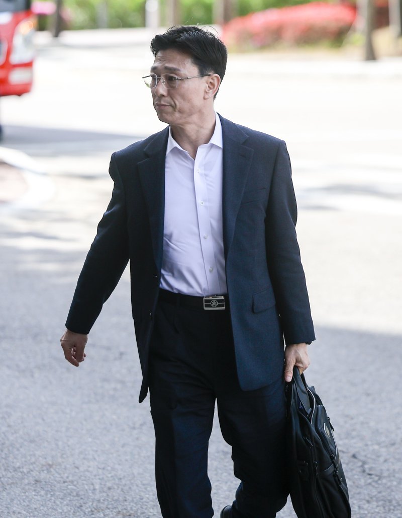 [과천=뉴시스] 정병혁 기자 = 임성근 전 해병대 1사단장이 해병대 채 상병 순직 사건에 대한 외압 의혹 수사관련 포렌식 참관을 위해 23일 경기 과천시 고위공직자범죄수사처(공수처)로 출석하고 있다. 2025.04.23. jhope@newsis.com