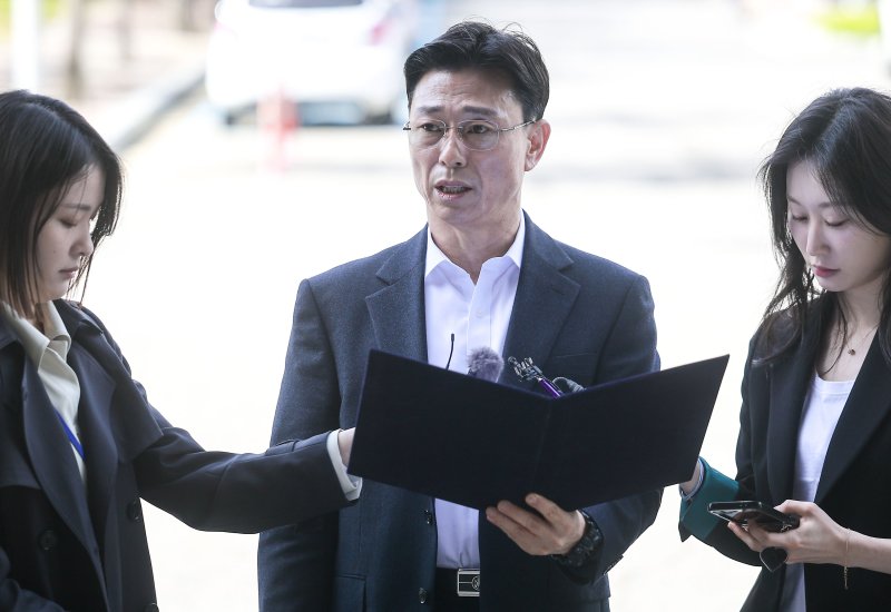 [과천=뉴시스] 정병혁 기자 = 임성근 전 해병대 1사단장이 해병대 채 상병 순직 사건에 대한 외압 의혹 수사관련 포렌식 참관을 위해 23일 경기 과천시 고위공직자범죄수사처(공수처)로 출석하기에 앞서 취재진 앞에서 입장을 밝히고 있다. 2025.04.23. jhope@newsis.com