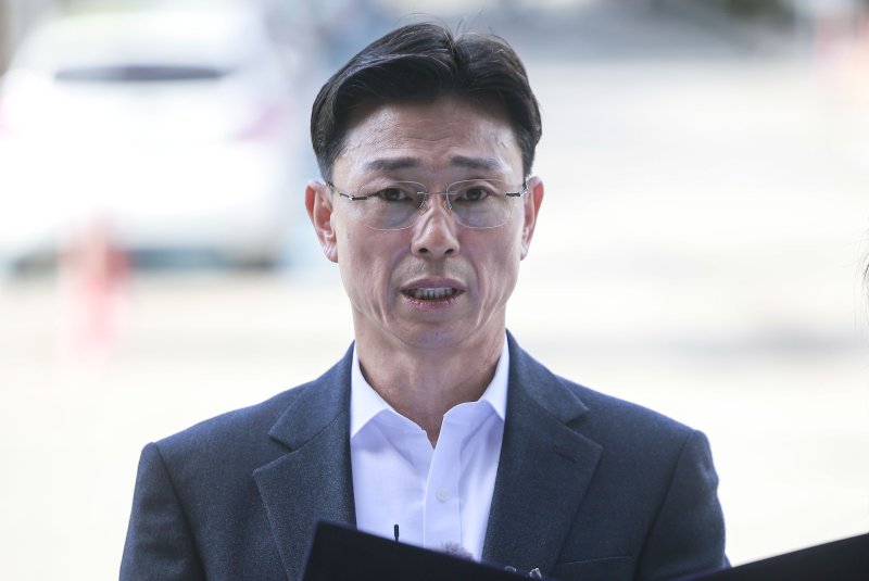 [과천=뉴시스] 정병혁 기자 = 임성근 전 해병대 1사단장이 해병대 채 상병 순직 사건에 대한 외압 의혹 수사관련 포렌식 참관을 위해 23일 경기 과천시 고위공직자범죄수사처(공수처)로 출석하기에 앞서 취재진 앞에서 입장을 밝히고 있다. 2025.04.23. jhope@newsis.com