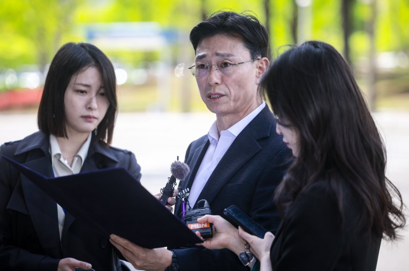 '채상병 사건' 외압 행사 임성근 전 사단장, 공수처 출석...의혹 부인