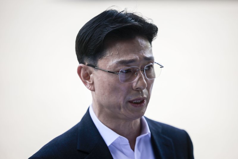 [과천=뉴시스] 정병혁 기자 = 임성근 전 해병대 1사단장이 해병대 채 상병 순직 사건에 대한 외압 의혹 수사관련 포렌식 참관을 위해 23일 경기 과천시 고위공직자범죄수사처(공수처)로 출석하기에 앞서 취재진 앞에서 입장을 밝히고 있다. 2025.04.23. jhope@newsis.com