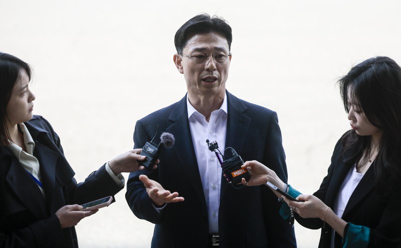 [과천=뉴시스] 정병혁 기자 = 임성근 전 해병대 1사단장이 해병대 채 상병 순직 사건에 대한 외압 의혹 수사관련 포렌식 참관을 위해 23일 경기 과천시 고위공직자범죄수사처(공수처)로 출석하기에 앞서 취재진 앞에서 입장을 밝히고 있다. 2025.04.23. jhope@newsis.com