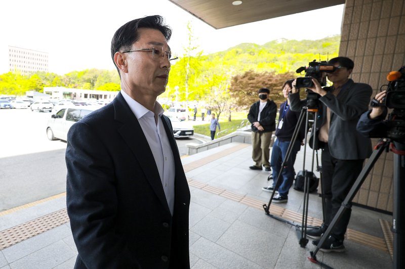 [과천=뉴시스] 정병혁 기자 = 임성근 전 해병대 1사단장이 해병대 채 상병 순직 사건에 대한 외압 의혹 수사관련 포렌식 참관을 위해 23일 경기 과천시 고위공직자범죄수사처(공수처)로 출석하고 있다. 2025.04.23. jhope@newsis.com