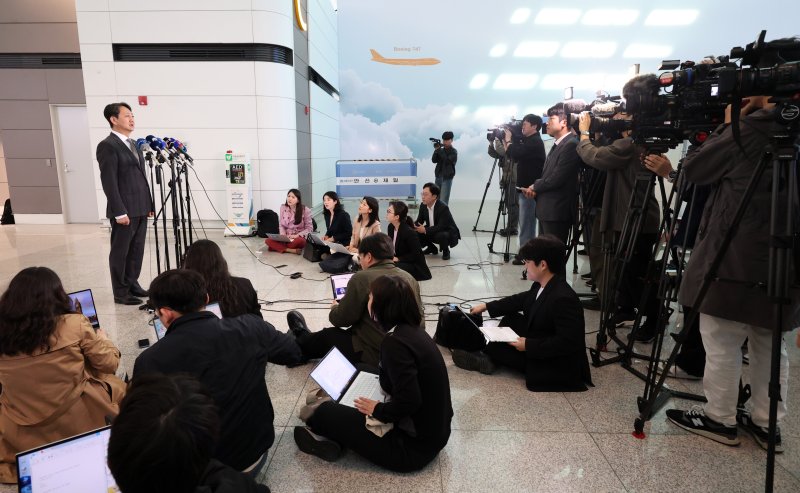 [인천공항=뉴시스] 이영환 기자 = 안덕근 산업통상자원부 장관이 23일 오전 인천국제공항 제2여객터미널에서 미국 워싱턴 D.C. 출국을 앞두고 취재진의 질문에 답하고 있다. 안덕근 장관은 미국 방문 기간 최상목 경제부총리 겸 기획재정부 장관과 함께 스콧 베선트 미 재무부 장관, 제이미슨 그리어 무역대표부(USTR) 대표와 면담을 진행할 예정이다. 2025.04.23. 20hwan@newsis.com