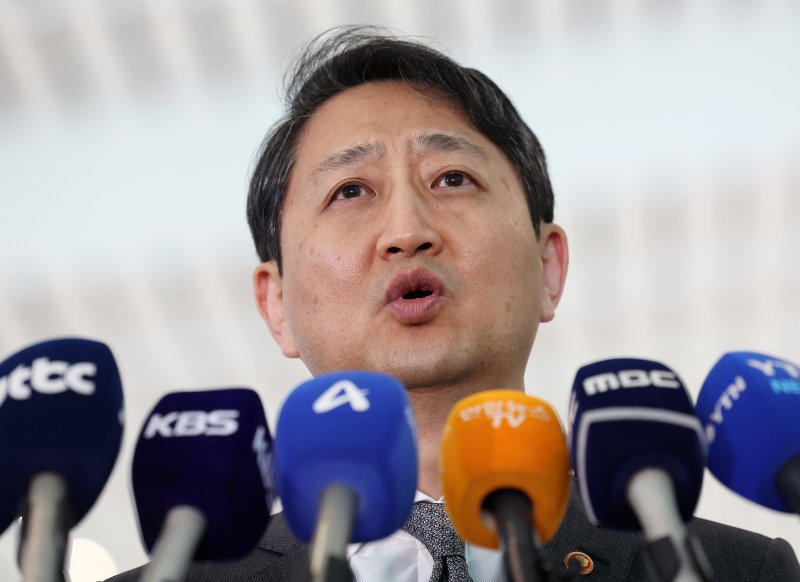 [인천공항=뉴시스] 이영환 기자 = 안덕근 산업통상자원부 장관이 23일 오전 인천국제공항 제2여객터미널에서 미국 워싱턴 D.C. 출국을 앞두고 취재진의 질문에 답하고 있다. 안덕근 장관은 미국 방문 기간 최상목 경제부총리 겸 기획재정부 장관과 함께 스콧 베선트 미 재무부 장관, 제이미슨 그리어 무역대표부(USTR) 대표와 면담을 진행할 예정이다. 2025.04.23. 20hwan@newsis.com